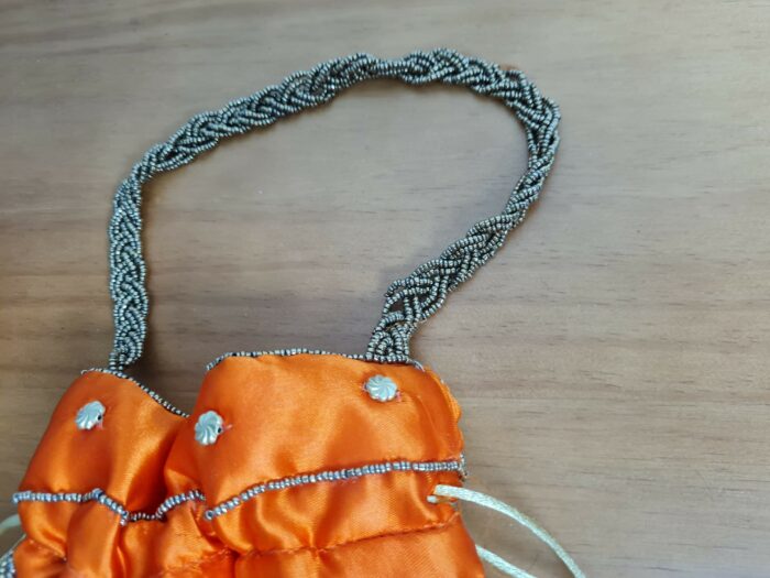 Bolsa indiana de saco cetim bordado e espelhos laranja com dourado