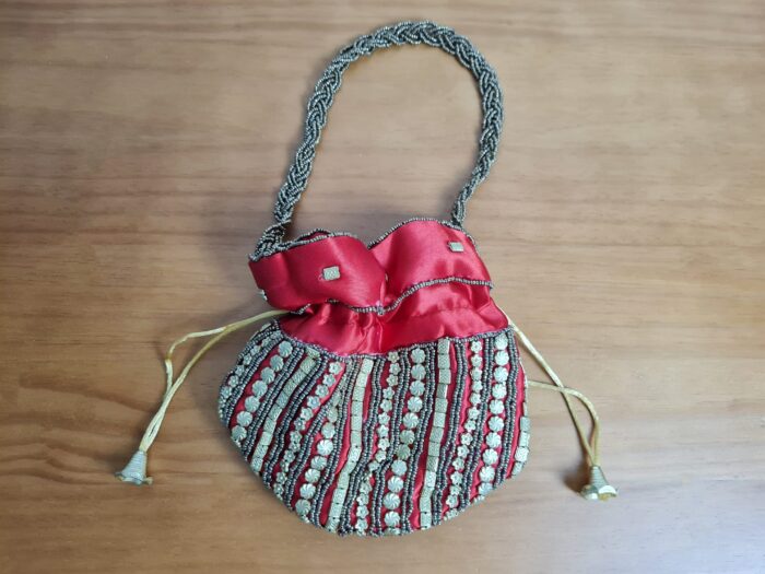 bolsinha indiana de cetim vermelho com bordados dourados para festas temáticas indianas