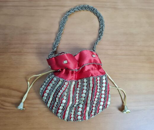 bolsinha indiana de cetim vermelho com bordados dourados para festas temáticas indianas