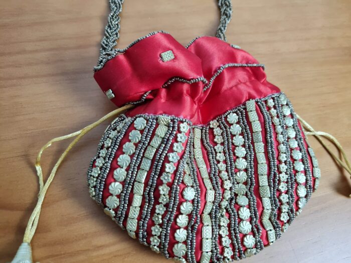 Bolsa indiana de saco cetim bordado vermelho com dourado