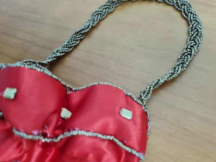 Bolsa indiana de saco cetim bordado vermelho com dourado