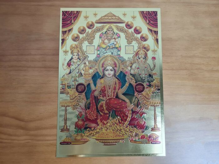 Lâmina dourada decorativa feita na Índia com deusa Lakhsmi lord Kubera Saraswati e ganesha