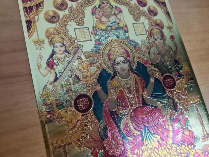 Folha laminada dourada Deusa Lakshmi Saraswati Ganesha e Lord Kubera 30 x 21 cm