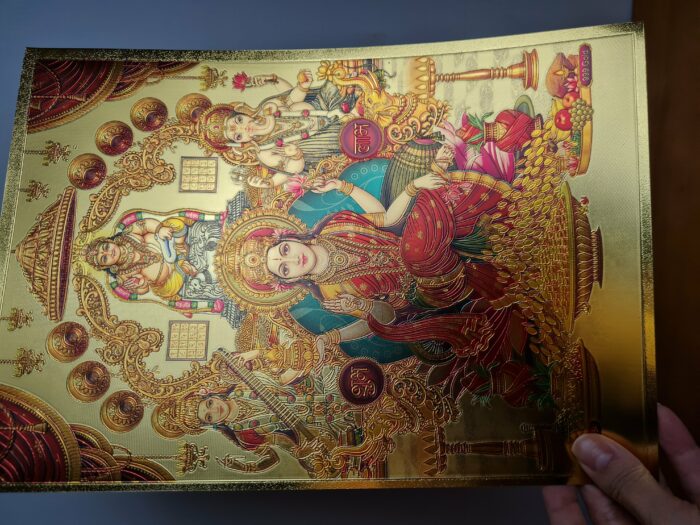 Folha laminada dourada Deusa Lakshmi Saraswati Ganesha e Lord Kubera 30 x 21 cm