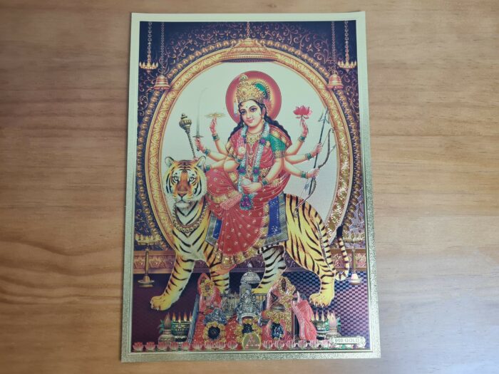 Folha laminada dourada em 30x21cm com a imagem da Deusa Durga. Lindo para colocar na parede com moldura.
