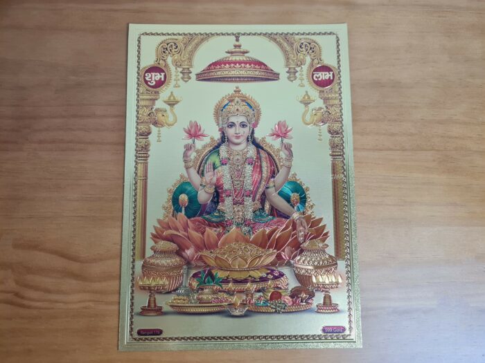 Lâmina dourada decorativa da deusa Lakshmi. Na fé hindu, é a deusa da riqueza e da prosperidade de todas as formas (materiais e espirituais)