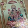 Folha laminada dourada para enquadrar e pendurar Deusa Lakshmi em lótus 30 x 21 cm