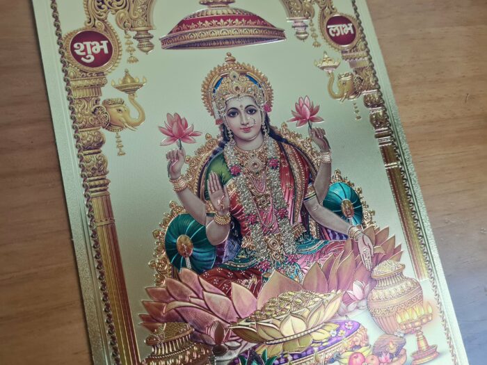 Folha laminada dourada para enquadrar e pendurar Deusa Lakshmi em lótus 30 x 21 cm