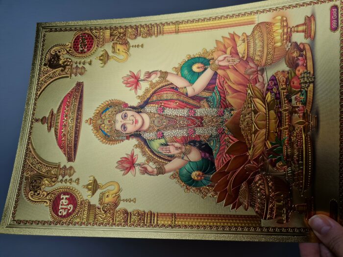 Folha laminada dourada para enquadrar e pendurar Deusa Lakshmi em lótus 30 x 21 cm