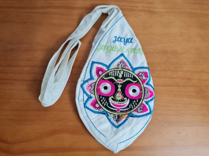 Bolsinha de japamala (bead bag) com estampa de Lord Jagannath (Krishna), cru e color com verso bordado
