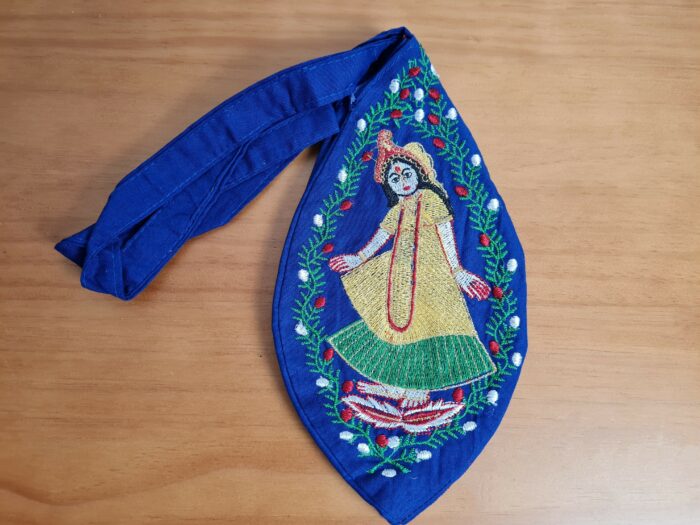 Bolsinha de japamala (bead bag) com estampa de uma Gopi de Krishna. As Gopis são pastoras ou mulheres jovens que viviam na aldeia de Vrindavan, na mitologia hindu, e são conhecidas por sua profunda devoção a Lord Krishna.
