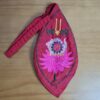Bolsinha de japamala (bead bag) com estampa da concha (Shankha) de Krishna além da flor de lótus e o símbolo de tilak