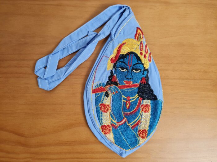 Bolsinha de japamala (bead bag) com estampa de Krishna bordada azul