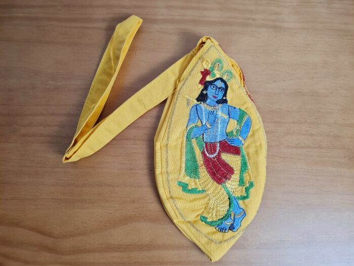 Bolsinha de japamala (bead bag) com estampa de Krishna bordada amarelo