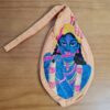 Bolsinha de japamala (bead bag) com estampa de Krishna bordada salmão