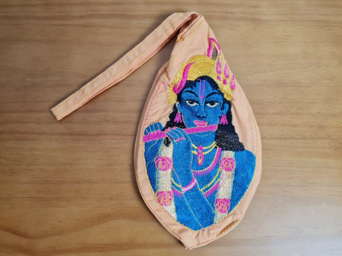 Bolsinha de japamala (bead bag) com estampa de Krishna bordada salmão