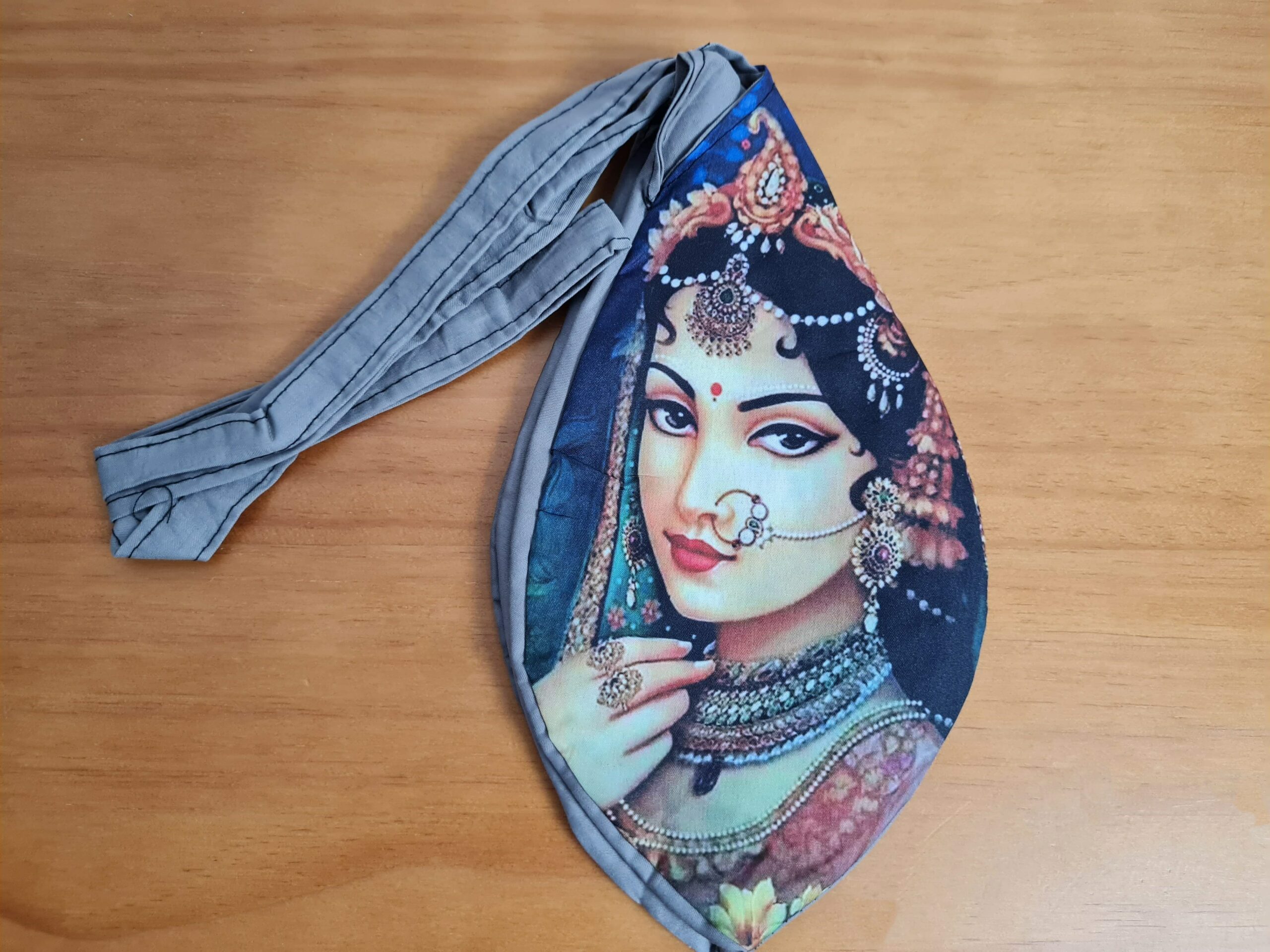 Bolsinha de japamala (bead bag) com estampa de Radha (Radharani) estampa colorida.