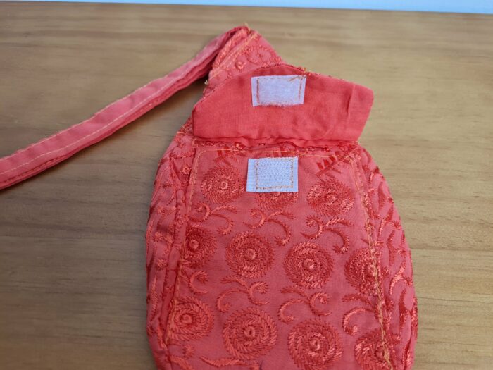 Bolsinha de Japamala estampa de texturas diversas bordadas coral