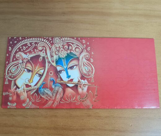 envelope luxuoso do Deus Krishna e sua Radharani (Radha), em vermelho, com detalhes dourados.