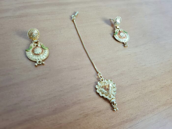 Conjunto de semi joia clássica indiana dourado brincos e tikka