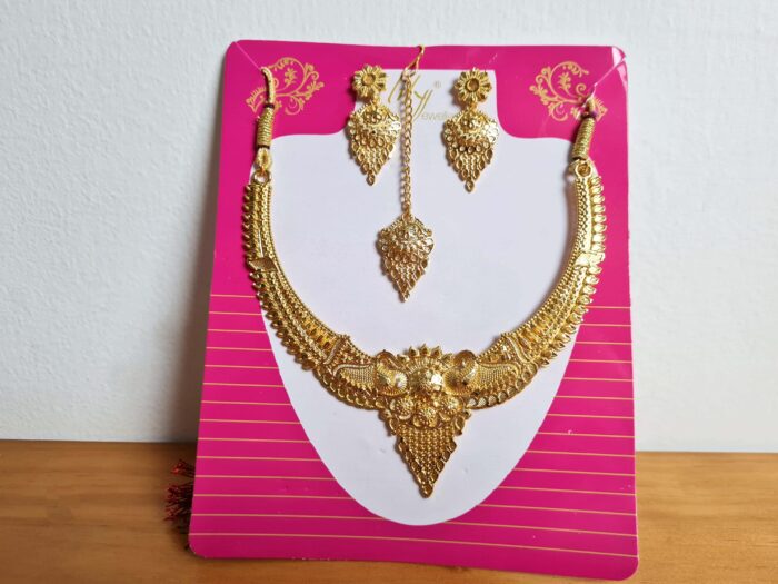 Conjunto clássico de semi joias indianas contendo colar, brincos e tika para testa. Banhado, alta qualidade, para uso em festas.