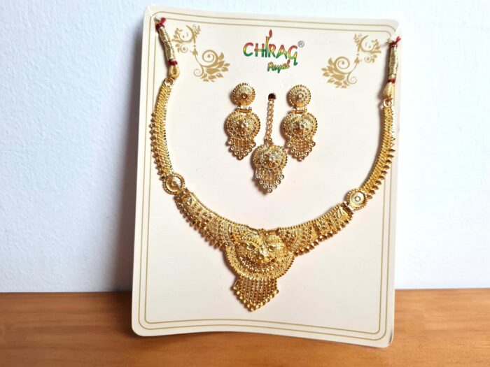 CONJUNTO DE SEMI JOIAS INDIANO CLÁSSICO DOURADO COM COLAR BRINCOS E TIKKA