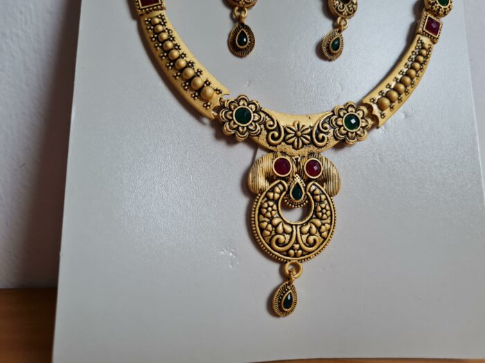 Conjunto de semi joia clássica indiana dourado com pedras colar e brincos