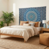 Panô de mandala indiano, turquesa, usado como decoração de parede atras da cama, gerando ambiente sofisticado com ponto de cor harmonioso com o ambiente Boho chic.