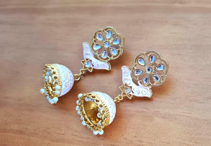 Brinco indiano Jhumka cor rosa com pedrarias e guizos