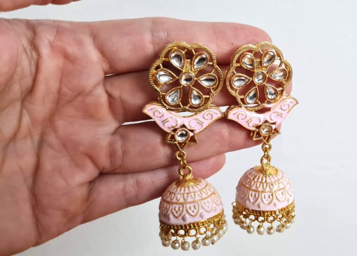 Brinco indiano Jhumka cor rosa com pedrarias e guizos