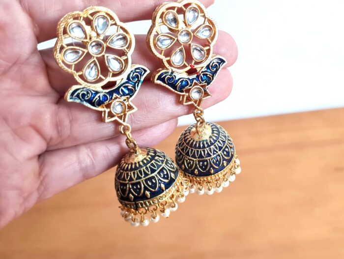 Brinco indiano Jhumka cor azul médio com pedrarias e guizos