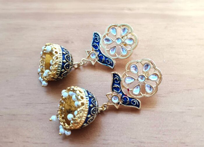 Brinco indiano Jhumka cor azul médio com pedrarias e guizos