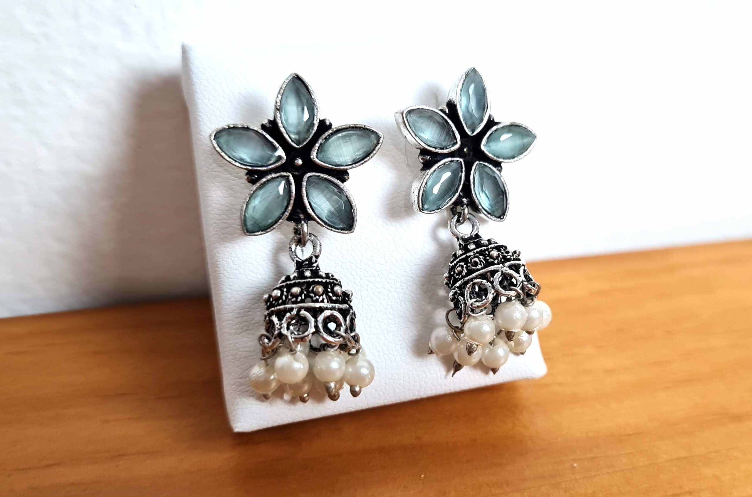 Brinco indiano design de flor azul com sino e guizos de pérolas