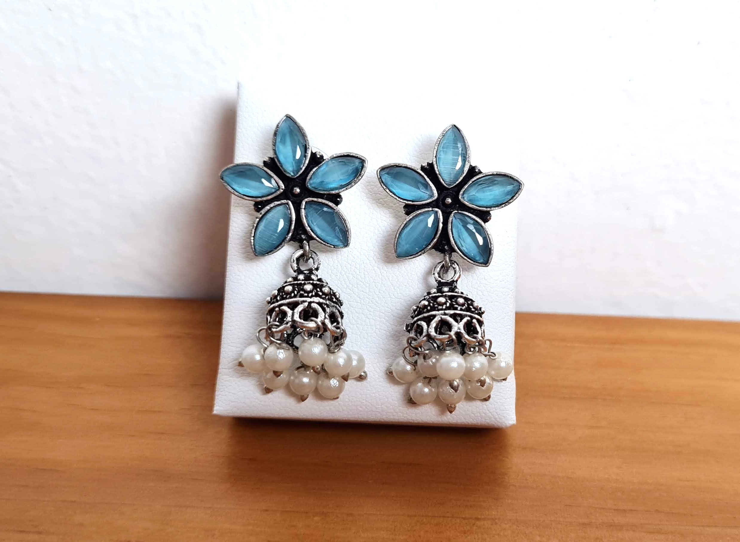 Brinco indiano prateado floral com sino, e guizos de pérolas. Azul claro