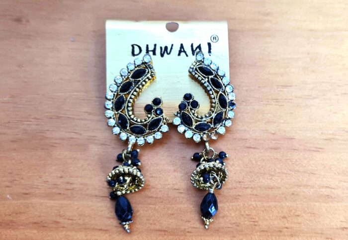 Brinco indiano dourado floral (paisley) com sino, e guizos, além de pedrarias de strass e pedras pretas