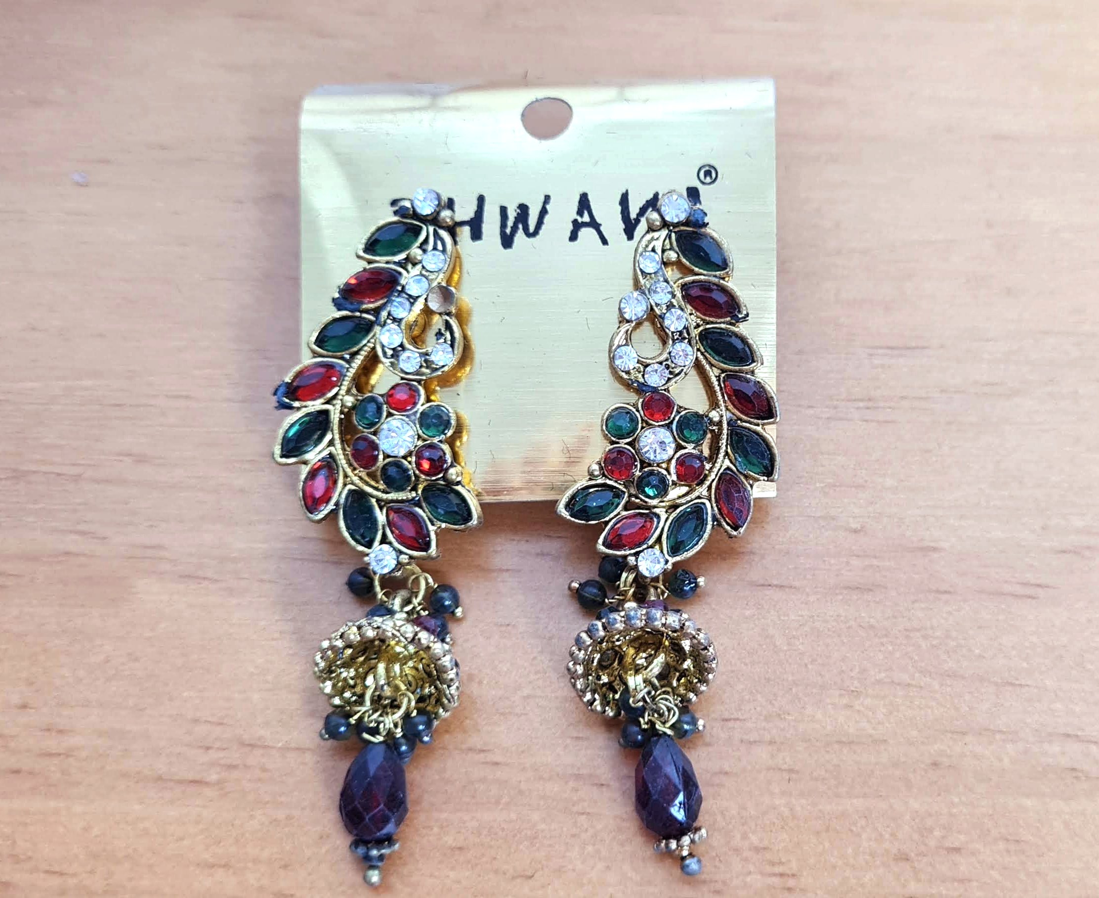 Brinco indiano dourado floral (paisley) com sino, e guizos, além de pedrarias coloridas