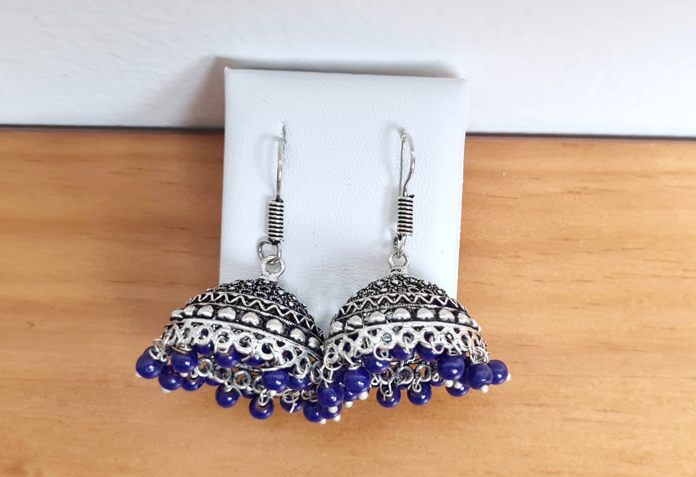 Brinco indiano design Jhumka prateado com guizos azuis