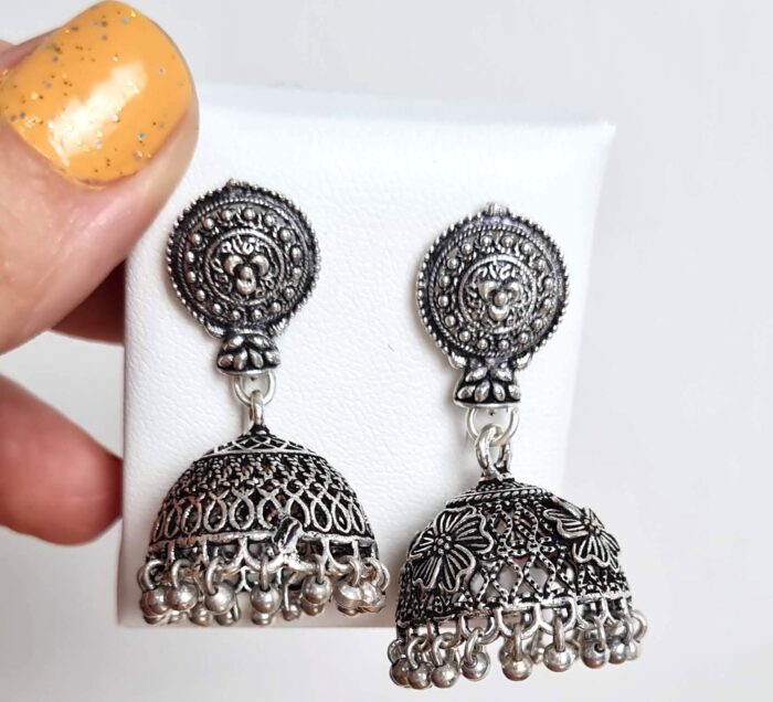 Brinco indiano design Jhumka prateado pares diferentes
