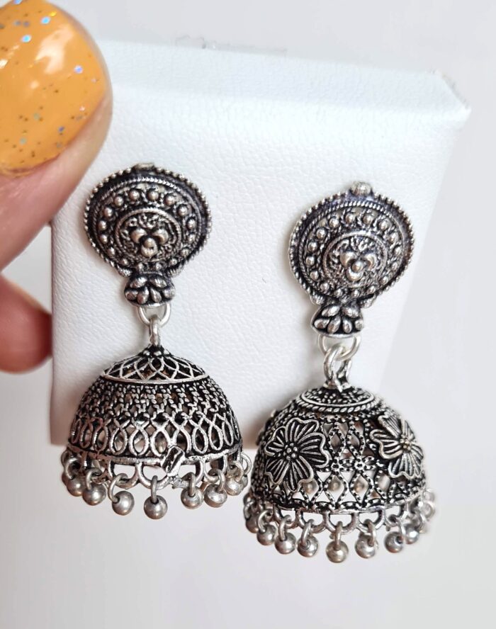 Brinco indiano design Jhumka prateado pares diferentes