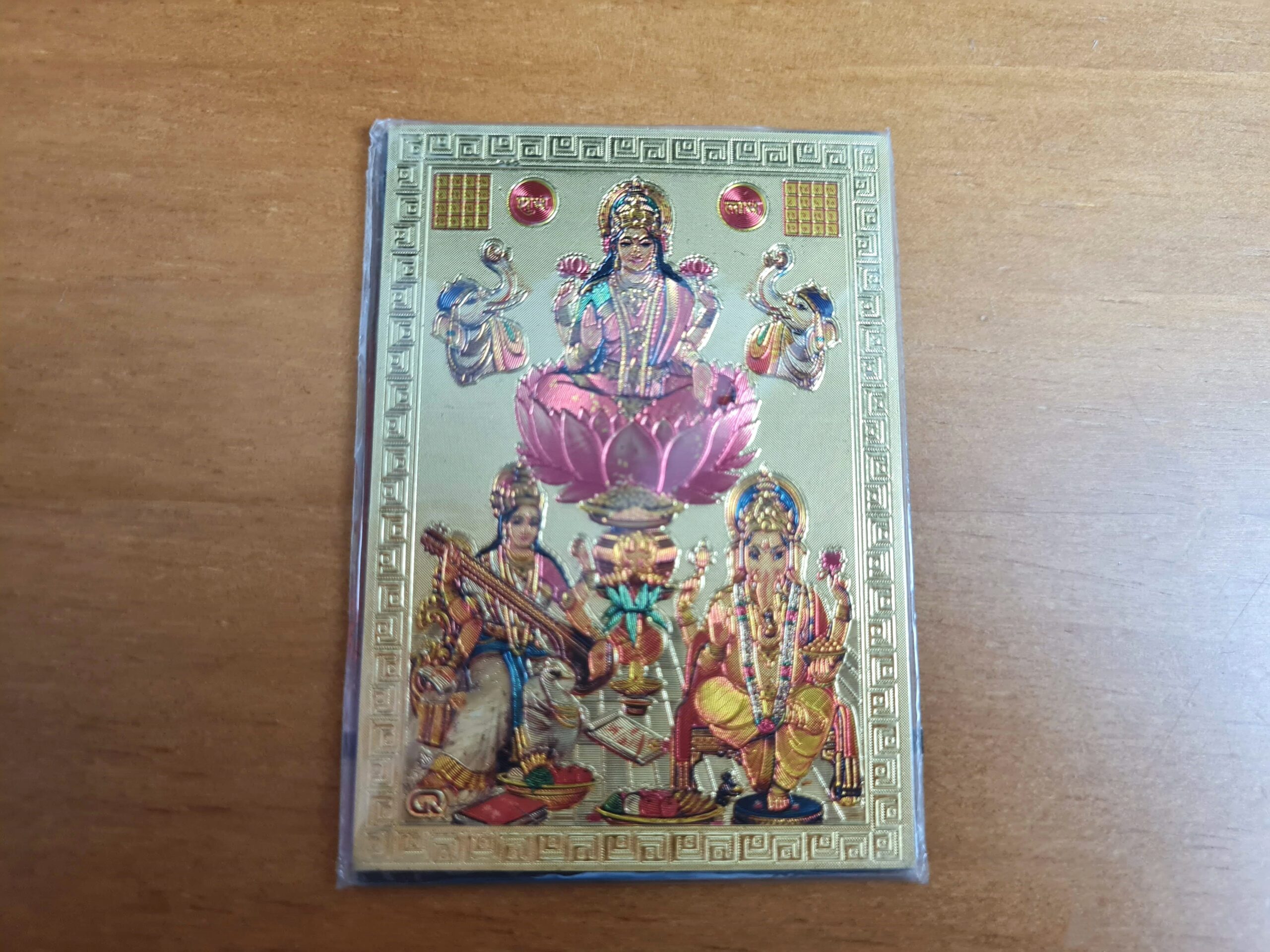 Ímã de geladeira dourado 3 Devas (Lakhsmi, Saraswati e Ganesha)