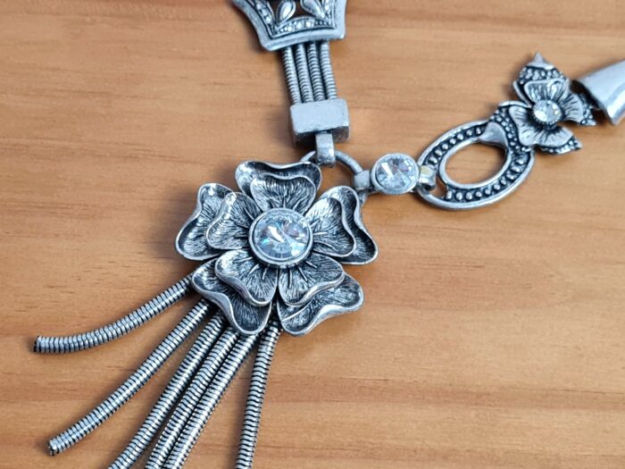Colar indiano maxi prateado design flor central com chuveiro de correntes II