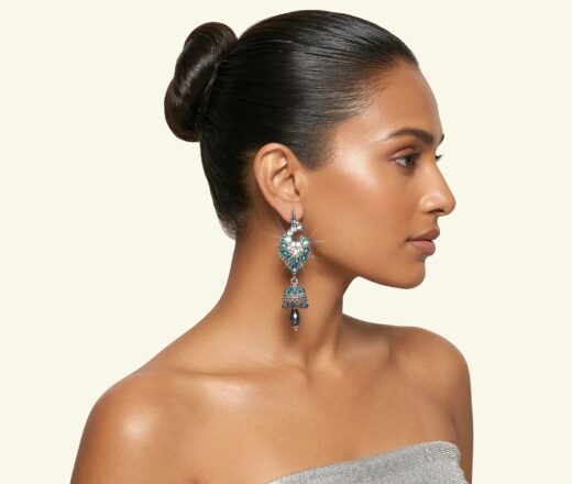 Brinco indiano design de pavão com sino e pedras azuis