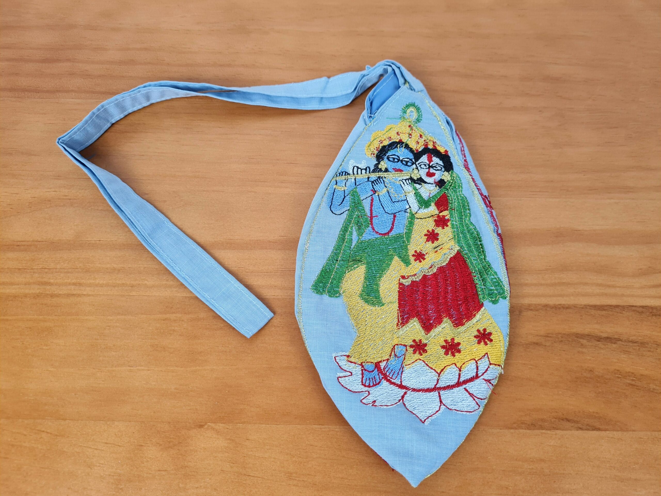 Bolsinha de Japamala estampa bordada de Krishna e Radha azul bebê