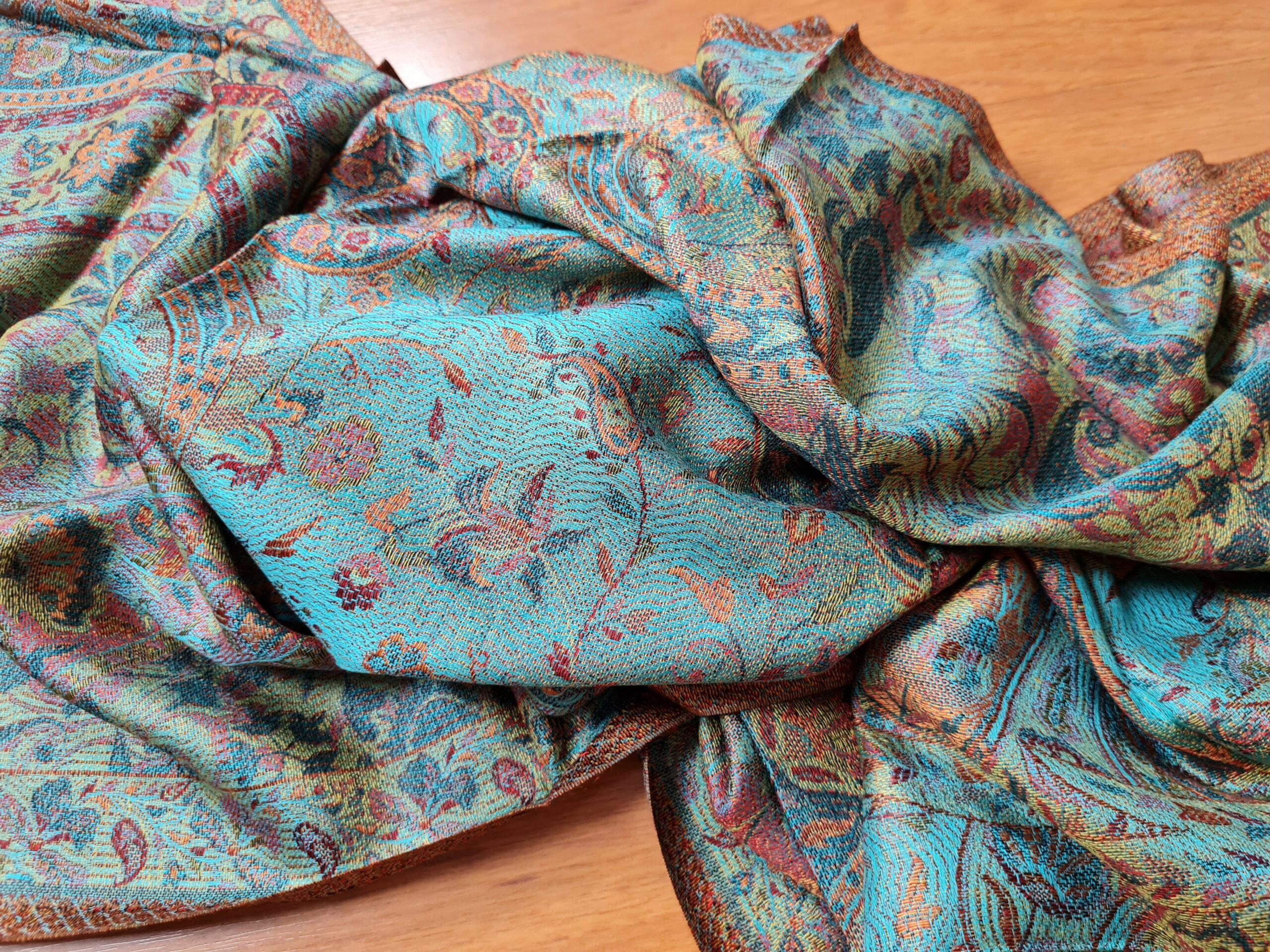 Echarpe indiana algodão com viscose estampa floral azul claro e color
