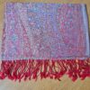 lenço indiano de tecido macio, com base em viscose e algodão, estampa arabescos, com franjas, vermelho suave com tons claros que se harmonizam