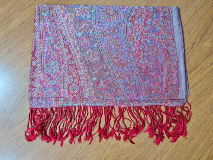 lenço indiano de tecido macio, com base em viscose e algodão, estampa arabescos, com franjas, vermelho suave com tons claros que se harmonizam