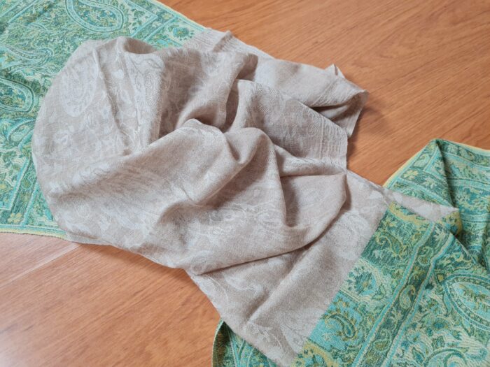 Pashimina indiana de cashmere lisa com faixas estampadas bege e verde