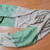 Pashimina indiana de cashmere lisa com faixas estampadas bege e verde
