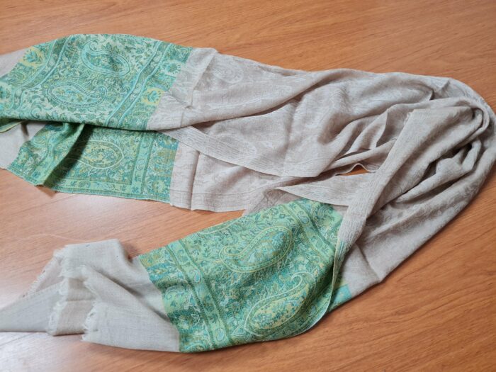 Pashimina indiana de cashmere lisa com faixas estampadas bege e verde