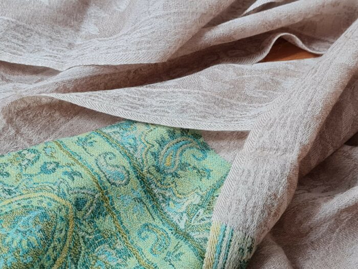 Pashimina indiana de cashmere lisa com faixas estampadas bege e verde
